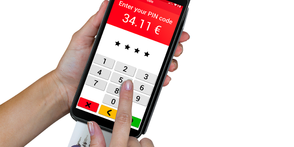 Saisie du code PIN sur un terminal de paiement électronique moderne avec carte bancaire insérée.