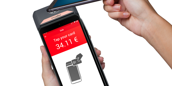 Paiement sans contact avec smartphone sur terminal moderne affichant 34,11 €