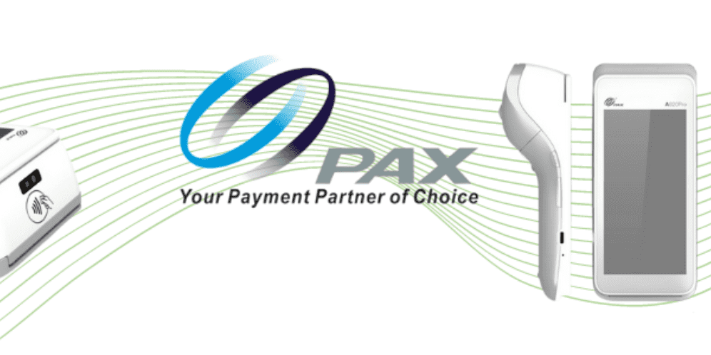 Terminaux de paiement PAX modernes avec logo et slogan sur fond clair professionnel.