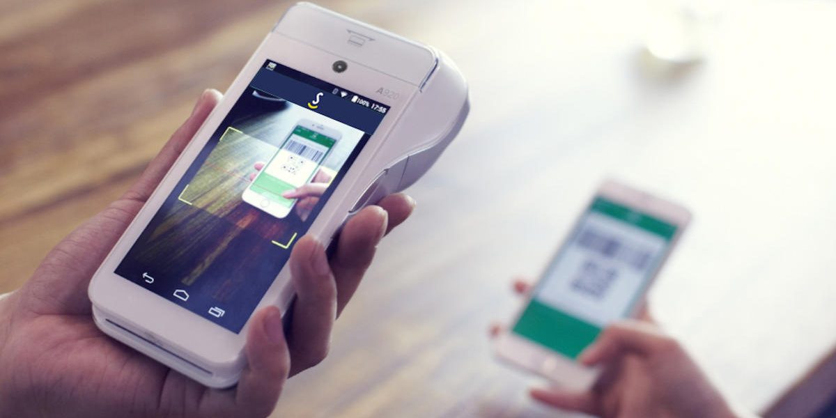Paiement Mobile Sans Contact avec Terminal POS Moderne Paiement mobile avec code QR scanné sur terminal POS moderne en commerce.