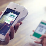 Paiement mobile avec code QR scanné sur terminal POS moderne en commerce.