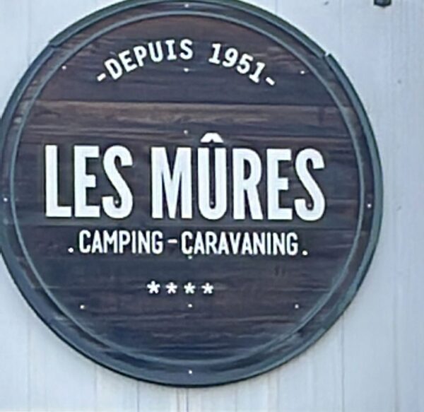 Panneau rond en bois vintage du Camping Les Mûres, depuis 1951, style rustique français.