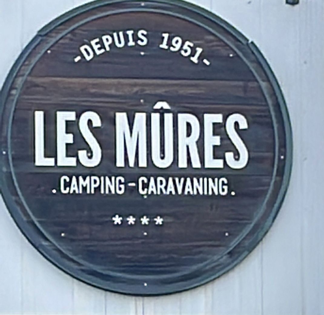 Panneau rond en bois vintage du Camping Les Mûres, depuis 1951, style rustique français.