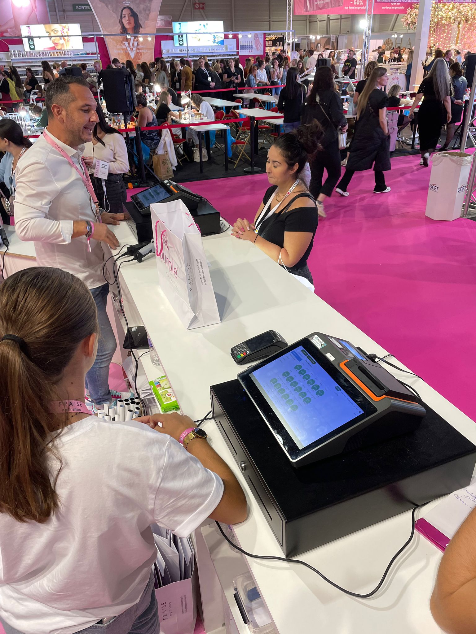 Stand de paiement moderne sur salon professionnel à Marseille, ambiance dynamique et conviviale.