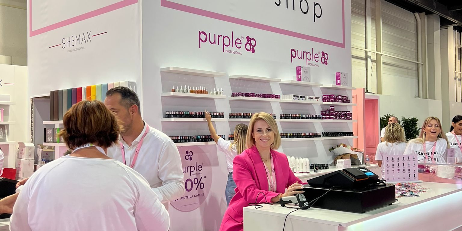Stand FRASE Nail Shop moderne rose et blanc présentant vernis et produits de manucure au salon.