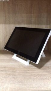 Écran intelligent blanc éteint sur bureau en bois clair, design moderne et épuré.