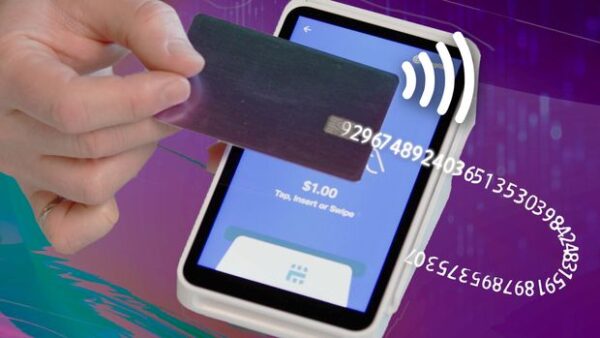 Paiement sans contact avec carte bancaire noire et iPhone sur fond numérique futuriste.