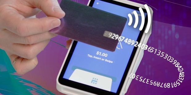 Paiement sans contact avec carte bancaire noire et iPhone sur fond numérique futuriste.