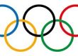 Anneaux olympiques colorés entrelacés symbolisant l’unité mondiale, la paix et l’esprit sportif.