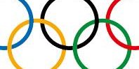 Anneaux olympiques colorés entrelacés symbolisant l’unité mondiale, la paix et l’esprit sportif.