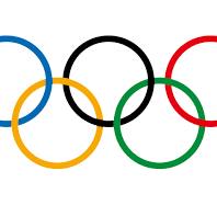 Anneaux olympiques colorés entrelacés symbolisant l’unité mondiale, la paix et l’esprit sportif.